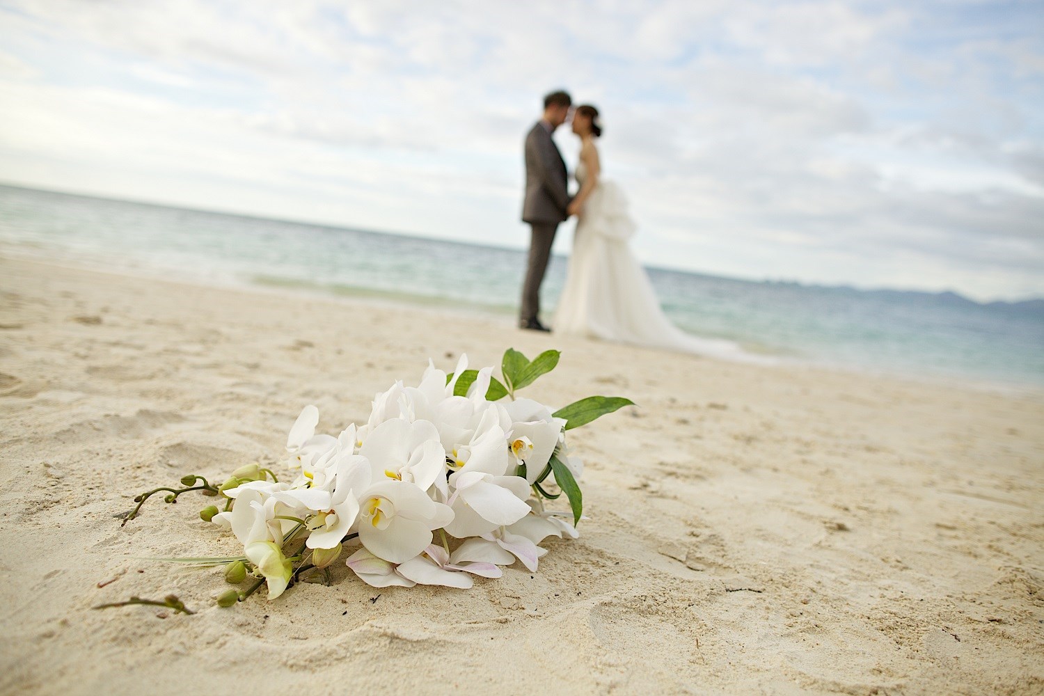 Illustrasjonsbilde av bryllup i utlandet, to personer på en strand